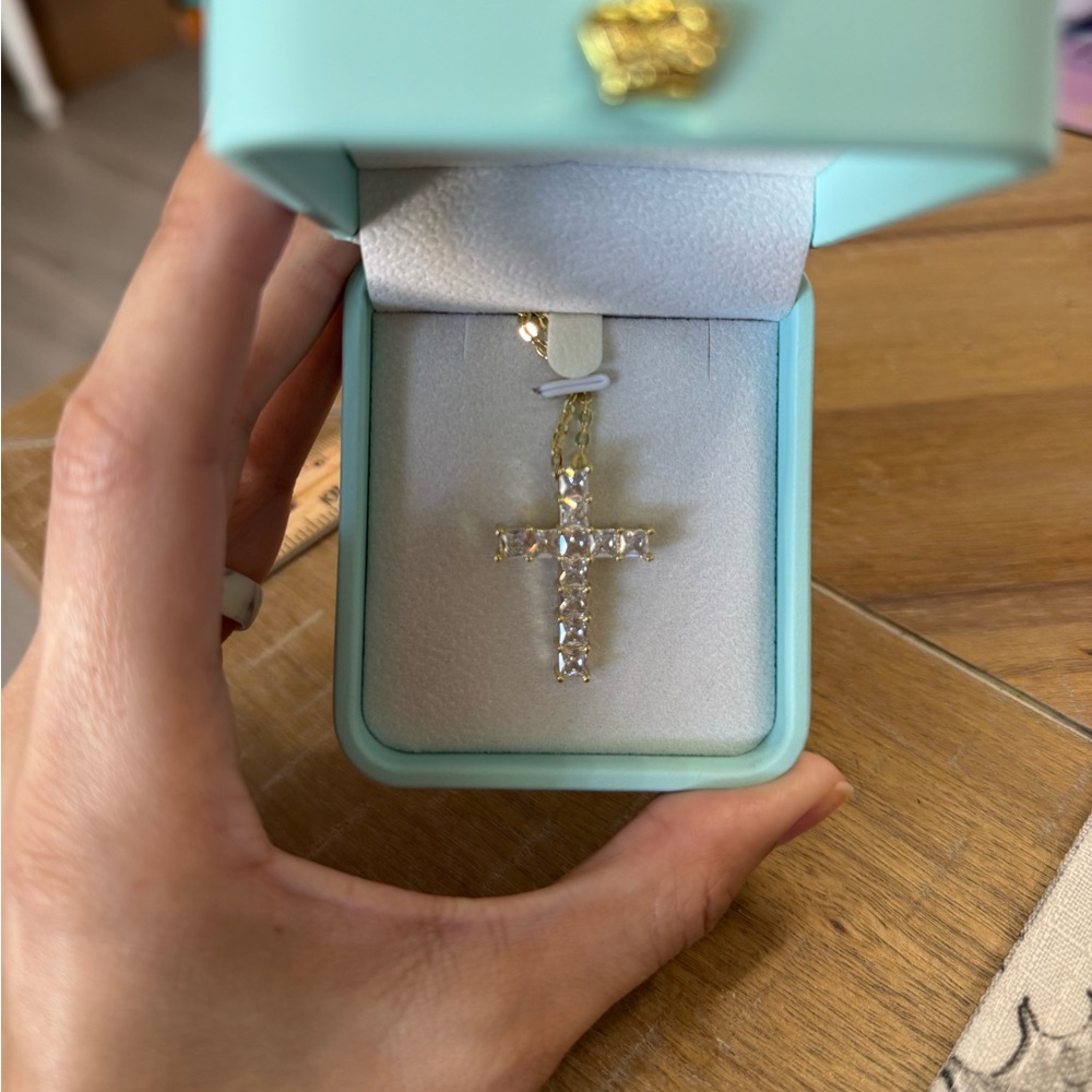 14k Gold beautiful Cross Necklace - AAA CZ’s very sparkly NWT